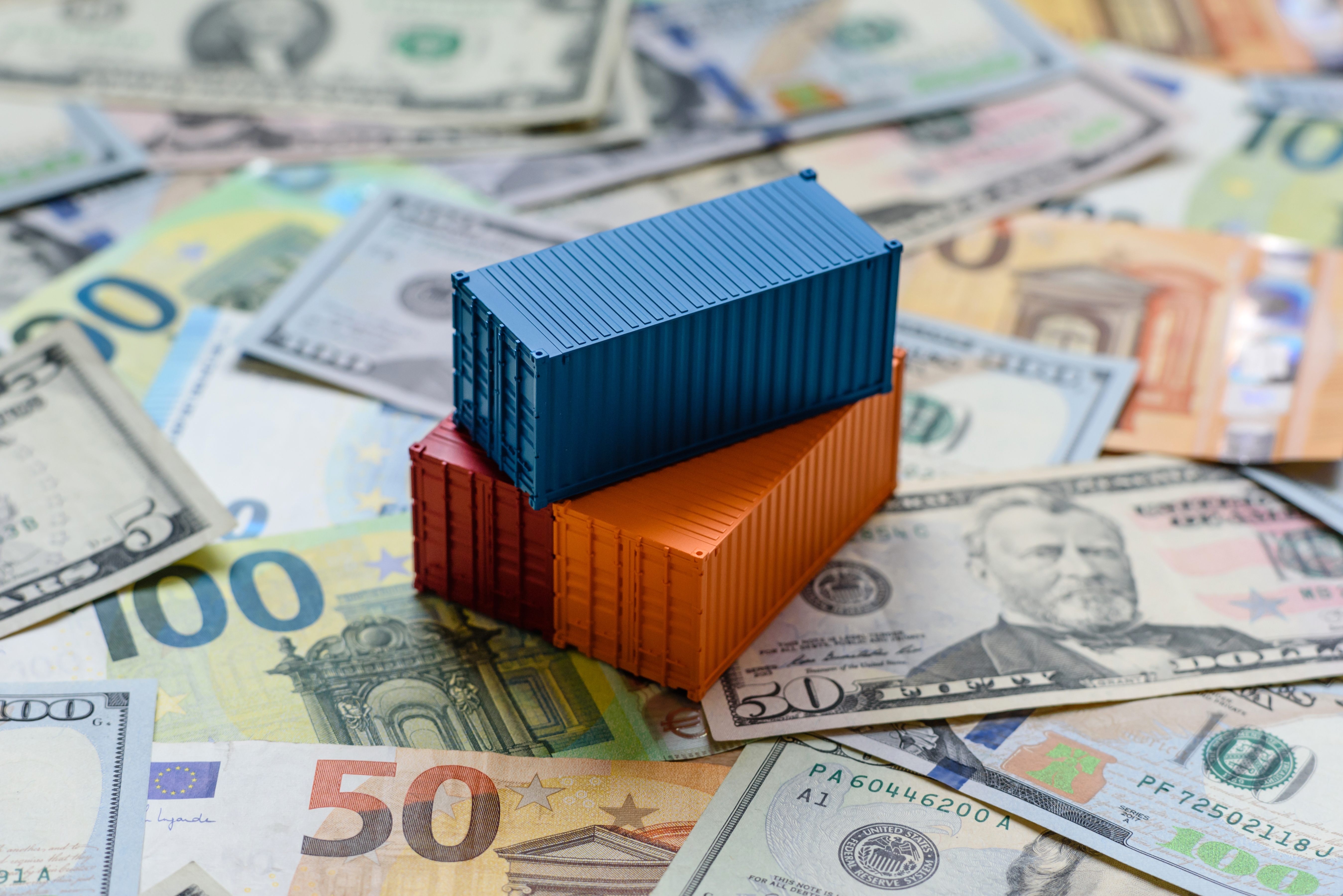 Vrachtcontainers op euro- en dollarachtergrond